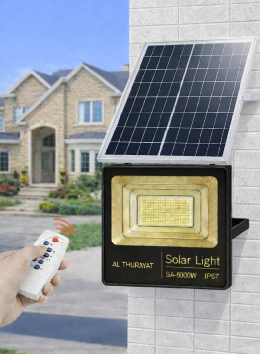 الثريات كشاف LED بالطاقة الشمسية 5000 واط بإضاءة عالية مع لوح شمسي منفصل – مقاوم للماء IP67 – إضاءة خارجية قوية للحدائق والمزارع والمداخل مع ريموت